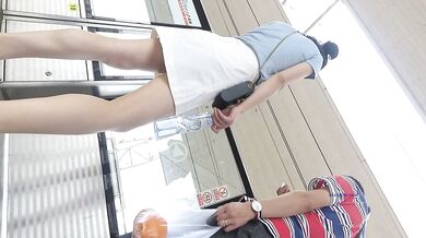 【最新极品抄底】成都地铁医院抄底惊现无内长腿美女 各式内内让人喷血 幻想扒下推到啪啪 (7)